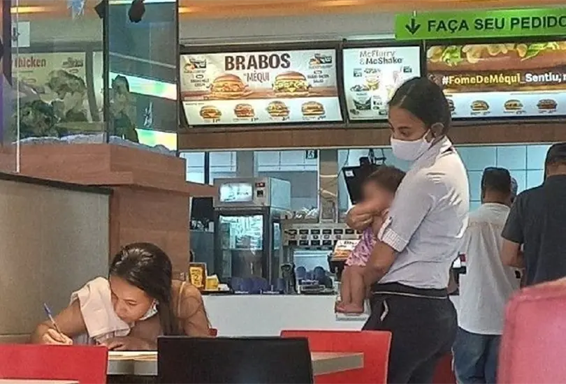 Gerente de McDonalds cuida a beb&eacute; 