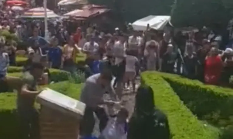 Bajan a golpes a turista de fuente - Tomada de video
