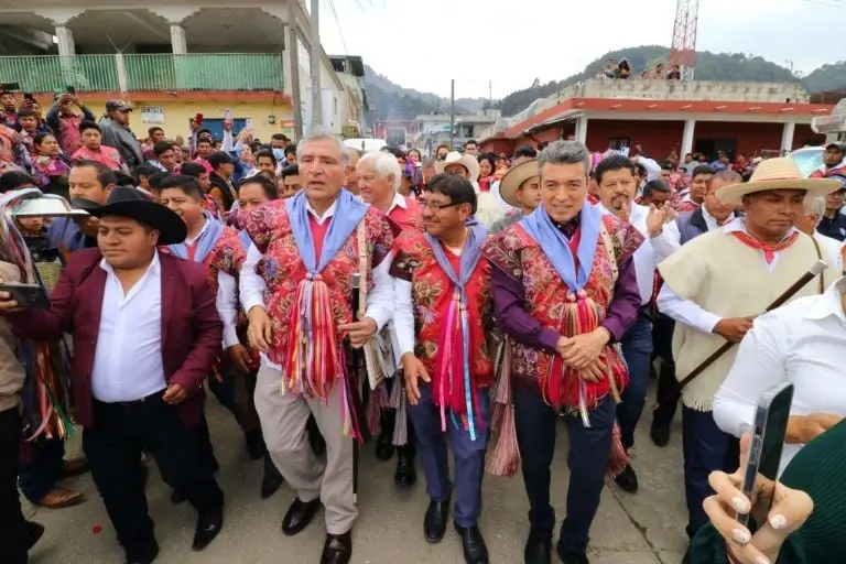 Rutilio y Adán Augusto caminando entre la gente. Créditos: Gobierno de Chiapas