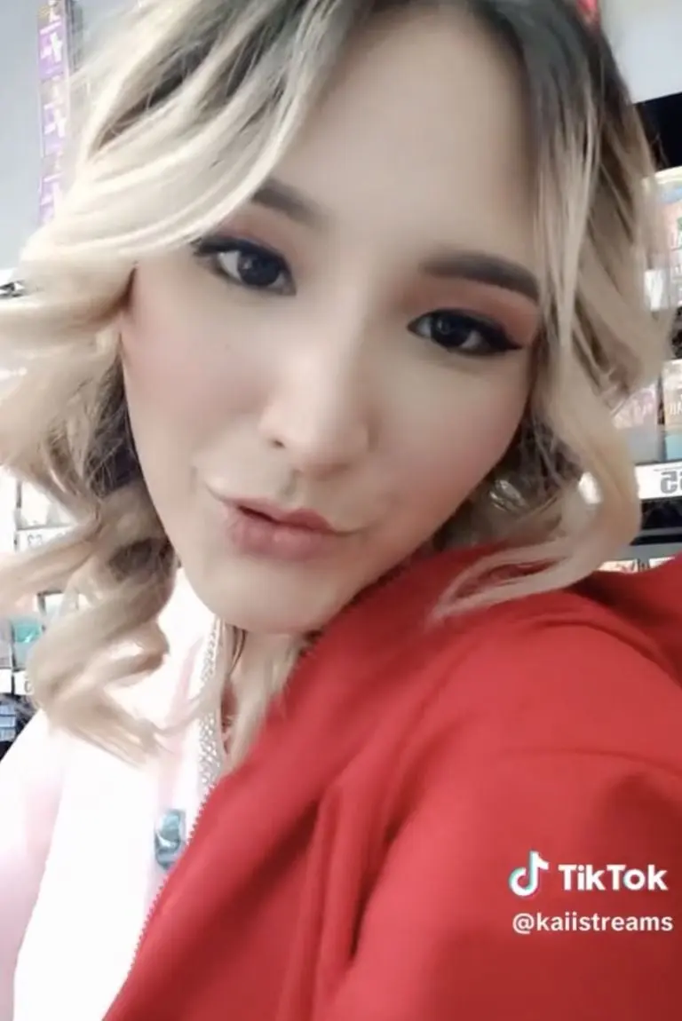 Cajera del Oxxo se disfraza de princesa Peach. Créditos: @kaiistreams