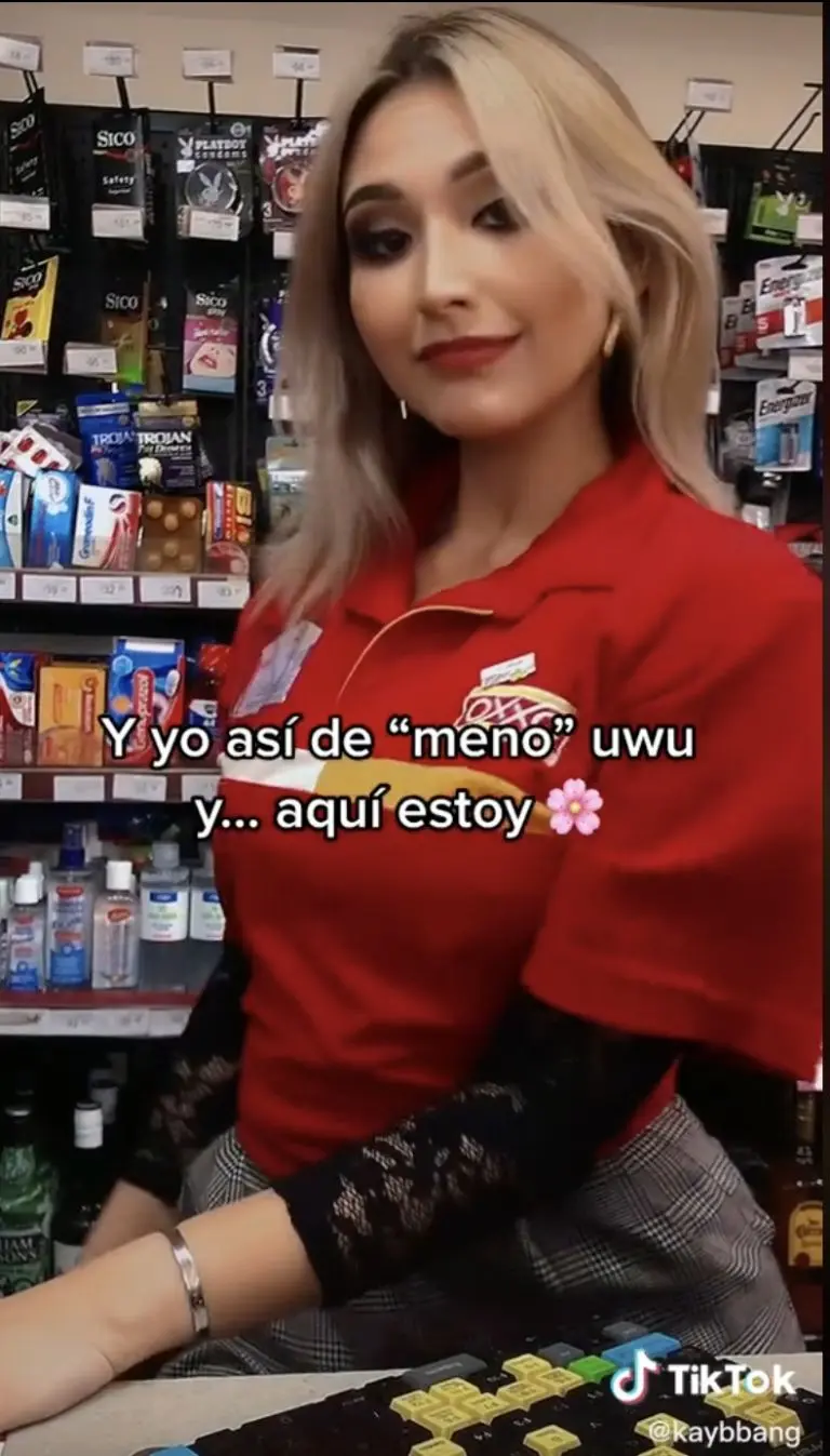 Cajera del Oxxo. Créditos: @kaiistreams