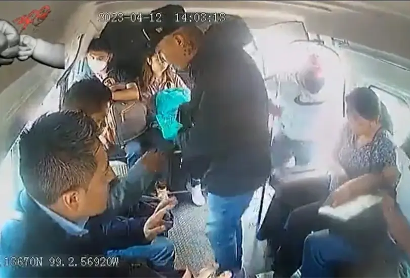 As&iacute; asaltaron a los pasajeros de una combi en la M&eacute;xico-Pachuca. 