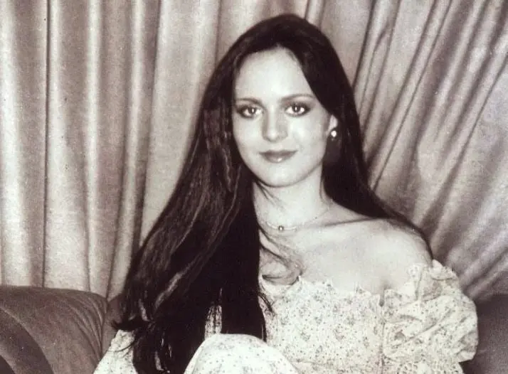 Televisa le ofreció una beca para estudiar actuación, canto y baile en lo que hoy se conoce como el Centro de Educación Artística. Cuando finalizó sus estudios, comenzó su carrera como actriz de teatro en la obra "Los caballeros de la mesa redonda" en 1980.