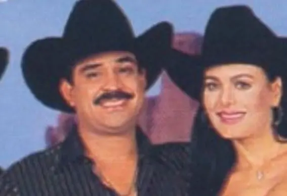 Junto al grupo norteño, Los rieleros del Norte, grabó la canción "Enseñaste el cobre", que se incluyó en el álbum "La moraleja". Así inició su carrera musical.