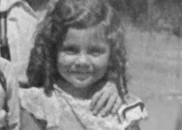 Ver&oacute;nica Castro naci&oacute; en la Ciudad de  M&eacute;xico el 19 de octubre de 1952, y su nombre completo es Ver&oacute;nica Judith S&aacute;inz Castro. Es actriz, cantante, conductora y estudi&oacute; la licenciatura de Relaciones Internacionales en la UNAM.