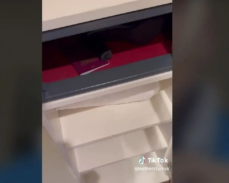 Azafata da tip para usar cajas de seguridad en hoteles (TikTok)