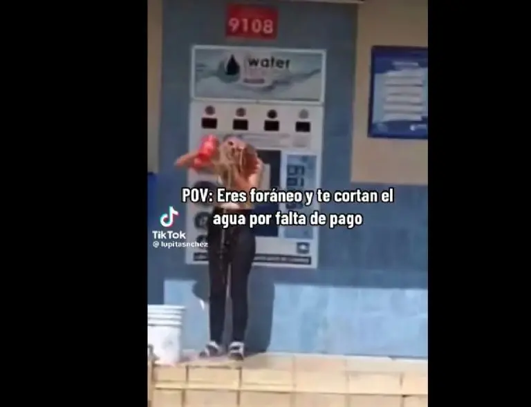 Mujer se baña en una purificadora (TikTok)