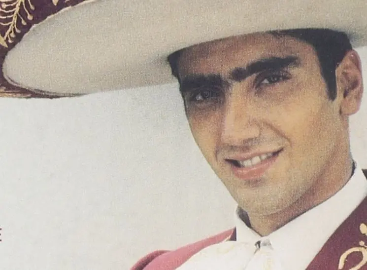 En 1992 debut&oacute; oficialmente como cantante profesional con el &aacute;lbum 'Alejandro Fern&aacute;ndez' bajo el sello de Sony Music. Un a&ntilde;o despu&eacute;s obtuvo el Premio Revelaci&oacute;n Masculina en los Premios Tv y Novelas.