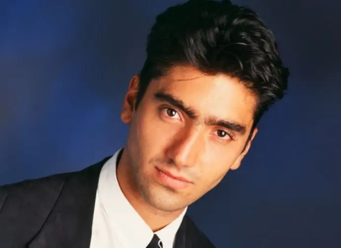 Su siguiente apuesta fue el disco rom&aacute;ntico 'Piel de ni&ntilde;a' en 1993. En 1994 estren&oacute; 'Grandes &eacute;xitos a la manera de Alejandro Fern&aacute;ndez', &aacute;lbum donde interpreta canciones de compositores como Armando Manzanero y Luis Demetrio. 