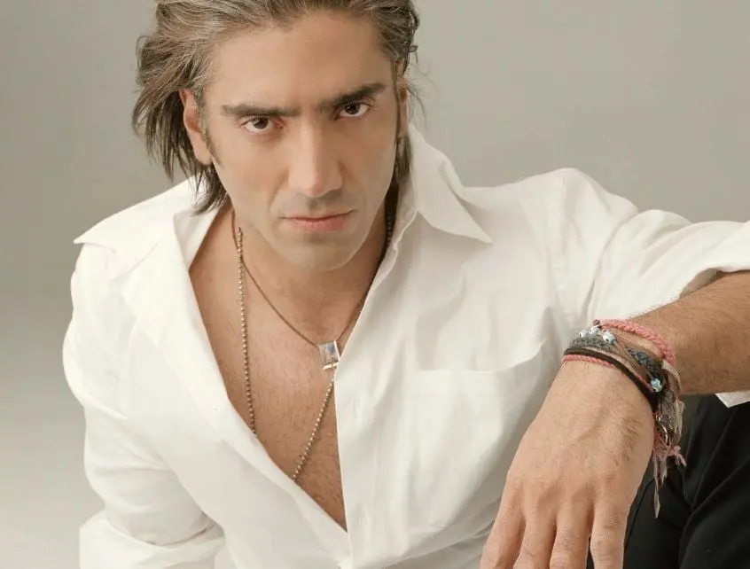 Un a&ntilde;o m&aacute;s tarde, lanz&oacute; 'Entre tus brazos', con temas con ritmos caribe&ntilde;os como 'Qui&eacute;reme' y 'Av&iacute;same', adem&aacute;s incluy&oacute; el primer tema de su autor&iacute;a 'Entre tus brazos'.