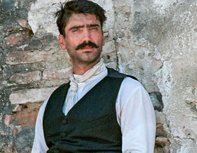 Se estren&oacute; en 2004 la pel&iacute;cula 'Zapata, el sue&ntilde;o de un h&eacute;roe', la cual protagoniz&oacute; junto a Lucero. Y ese mismo a&ntilde;o lanz&oacute; 'A coraz&oacute;n abierto' con los sencillos 'Me dediqu&eacute; a perderte' y 'Canta coraz&oacute;n'.