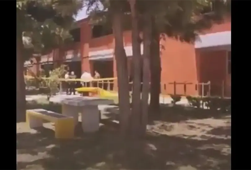 Estudiante muere tras caer del primer piso de una secundaria en Zumpango, Estado de M&eacute;xico. 