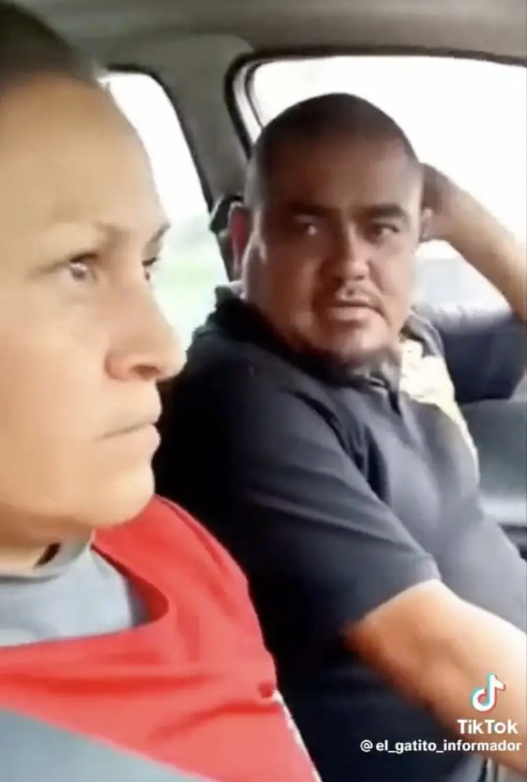 Conductor que estaba dando la mordida a los policías. Créditos: Tik Tok (@el_gatito_informador)