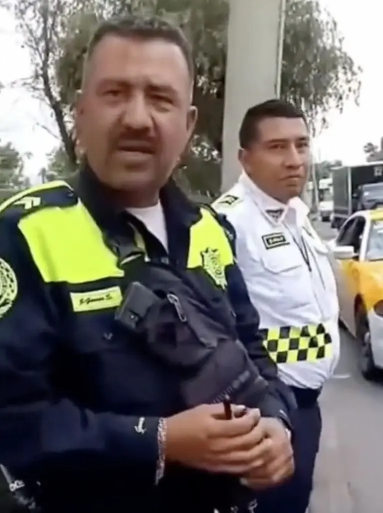 Policías de tránsito que revisan billetes falsos. Créditos: Tik Tok (@el_gatito_informador)