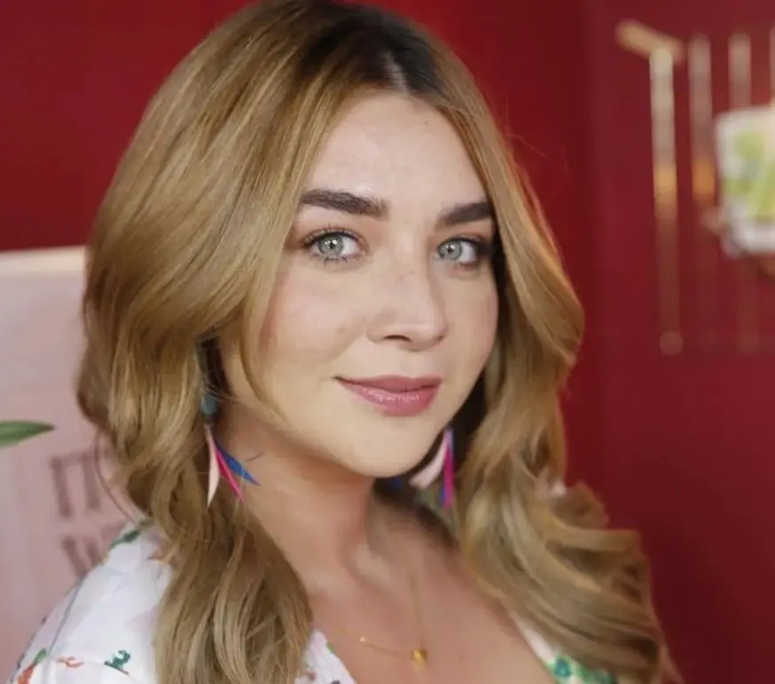 Ahora tiene 35 a&ntilde;os, ha participado en series como Una familia de diez y tiene un canal de YouTube llamado Envinadas.