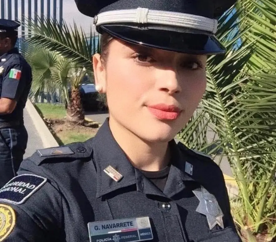 En algunas ocasiones publica fotografías con su uniforme de la Policía Federal, donde recuerda su etapa con la corporación.