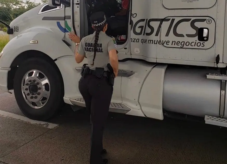 Además, comparte fotografías de sus viajes y su vida cotidiana.