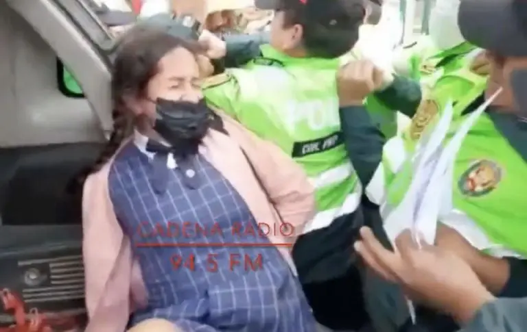 Hombre vestido como alumna, durante su arresto. Créditos: Policía de Perú