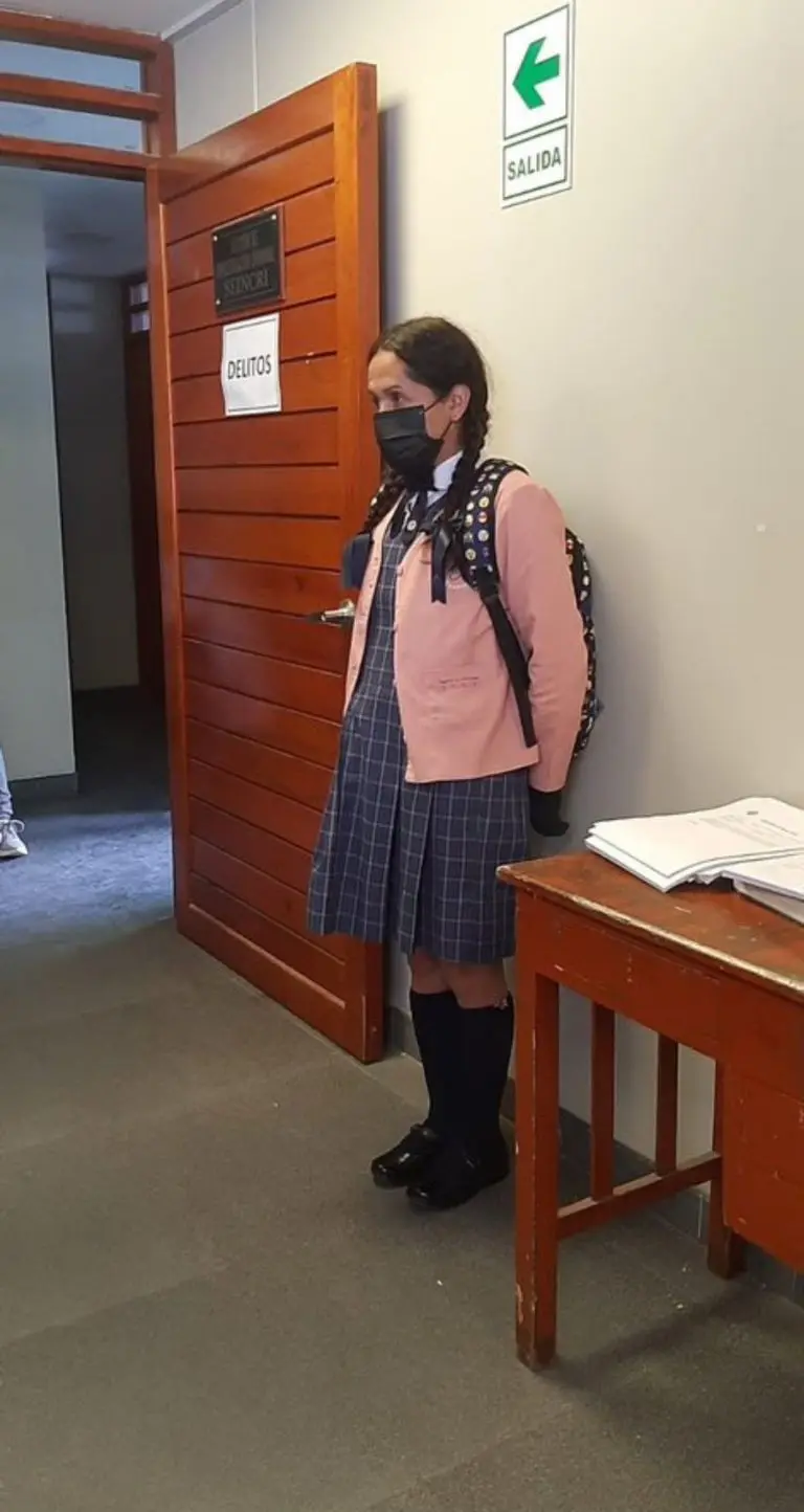 Hombre vestido como alumna. Créditos: Policía de Perú