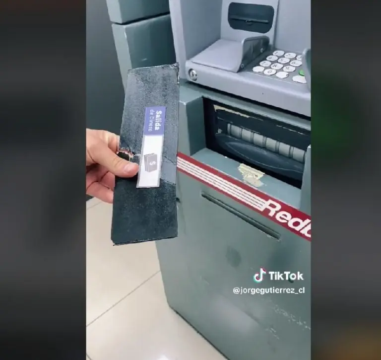 Exhiben robos en los cajeros automáticos (TikTok)