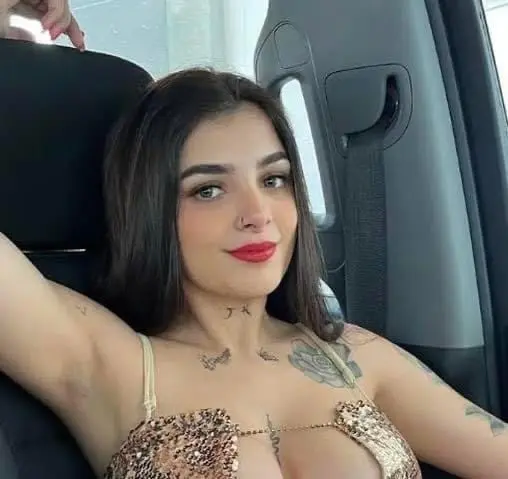 karely Ruiz causó revuelo en redes sociales tras publicar una foto con el uniforme de Hooters karely Ruiz causó revuelo en redes sociales tras publicar una foto con el uniforme de Hooters