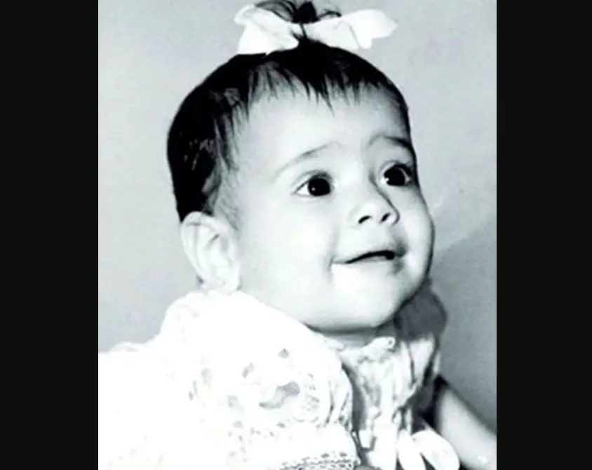 Salma Hayek Jiménez nació en Coatzacoalcos, Veracruz, el 2 de septiembre de 1966. Su nombre significa "paz" o "calma".