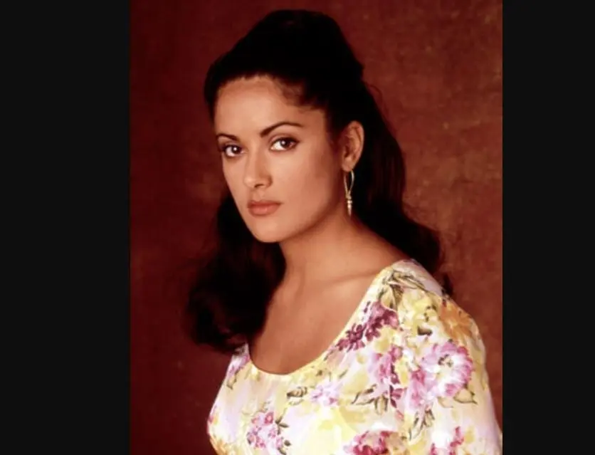 Comenzó sus estudios en Relaciones Internacionales en la Universidad Iberoamericana, pero los dejó por la carrera de actuación.