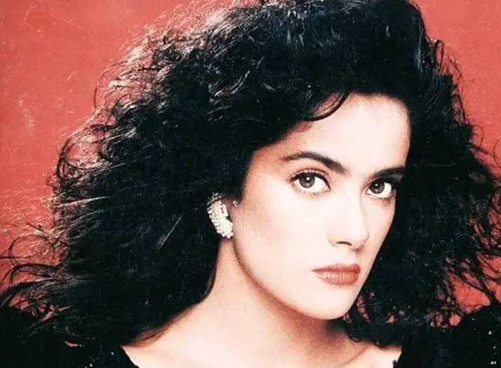 Tras esto, obtuvo su primer protagónico en la telenovela "Teresa", que fue muy bien recibida por el público.