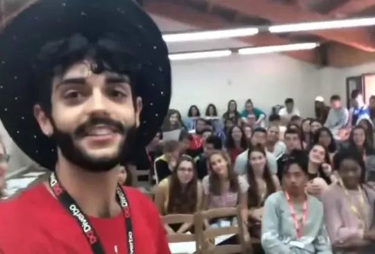 Maestro de inglés les hizo creer que no sabía hablar español Maestro de inglés les hizo creer que no sabía hablar español