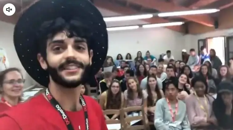 Maestro de inglés les hizo creer que no sabía hablar español Maestro de inglés les hizo creer que no sabía hablar español