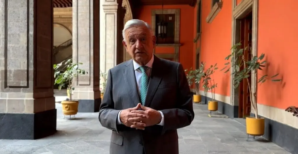 AMLO se contagio de coronavirus por tercera ocasi&oacute;n cuando se encontraba de gira por Yucat&aacute;n. 
