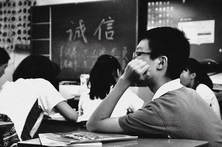 "Muy bien chicos, tengo algo que decir... Todos ustedes me han preguntado de dónde soy y tengo algo que decir", menciona el profesor de inglés en video que se volvió viral. Fuente: Pixabay