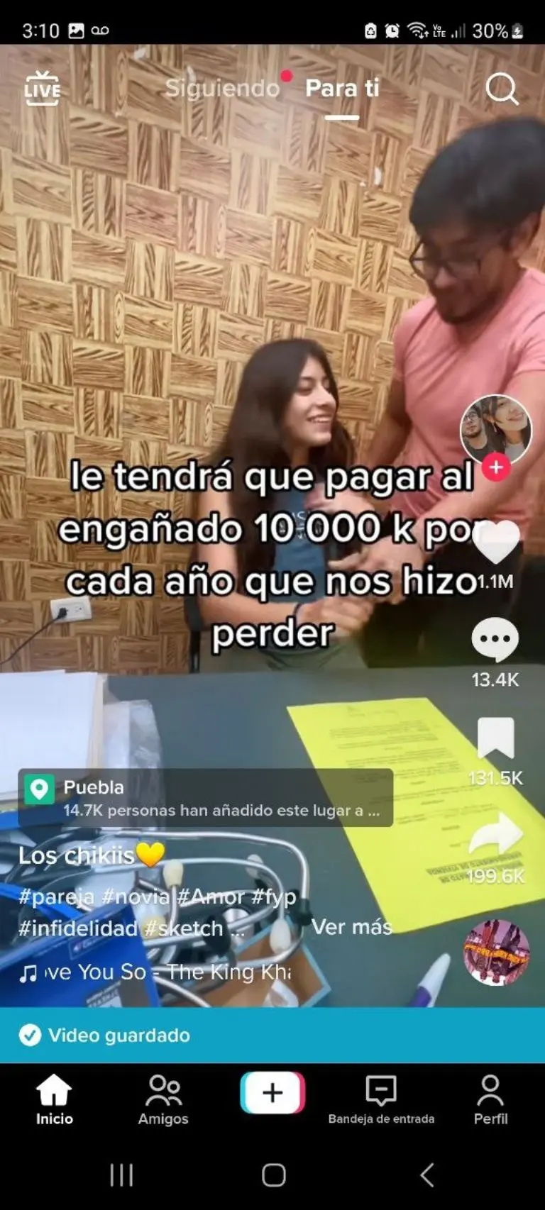 Pareja firma contrato de infidelidad - Tomada de video