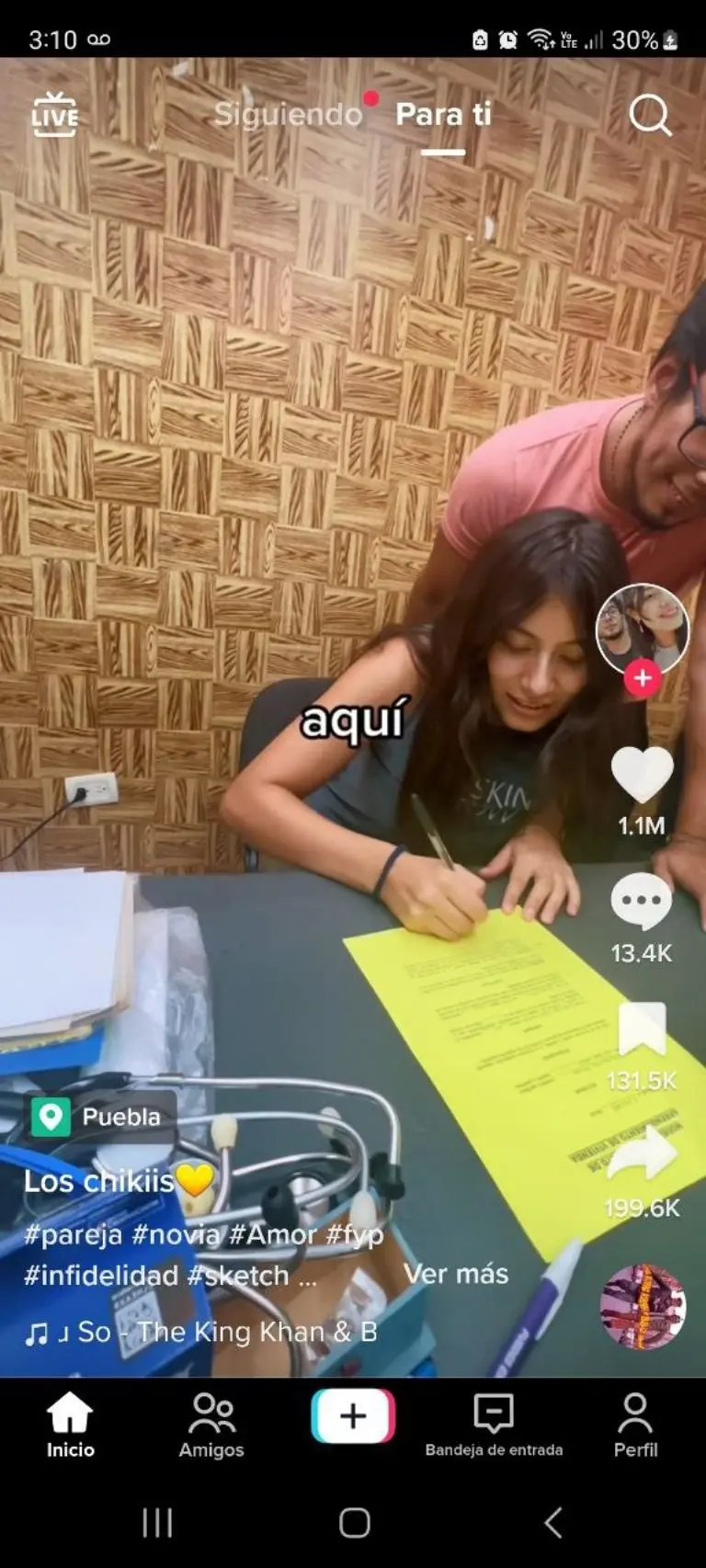 Pareja firma contrato de infidelidad