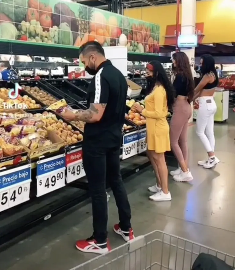 Familia Koplak de compras en el supermercado. Foto: Familia Koplak