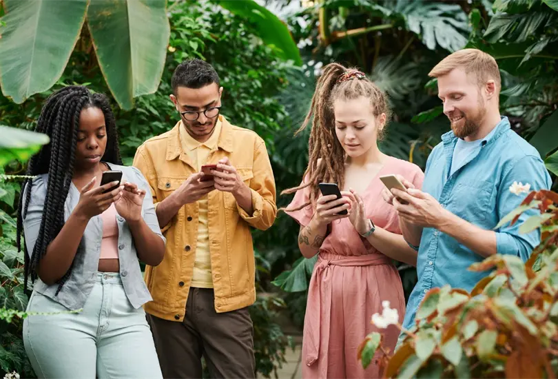 Mexicanos pasan mpas de 6 horas al d&iacute;a viendo sus tel&eacute;fonos