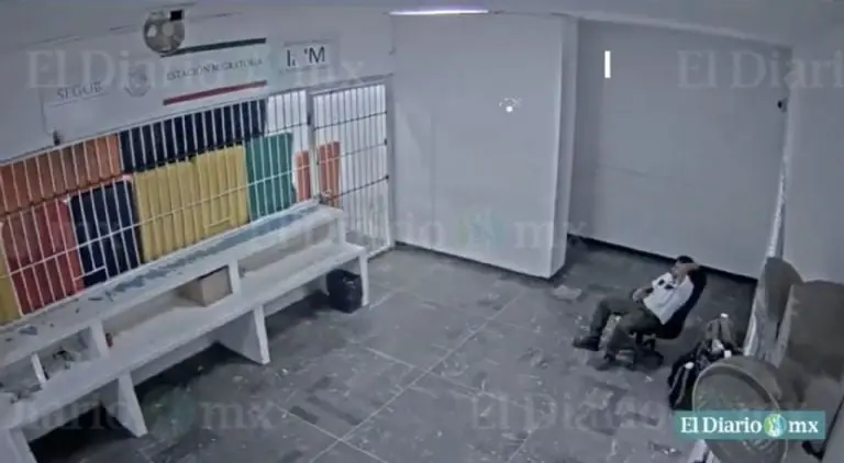 Guardia de seguridad privada sentado durante la protesta. Créditos: El Diario de Juárez