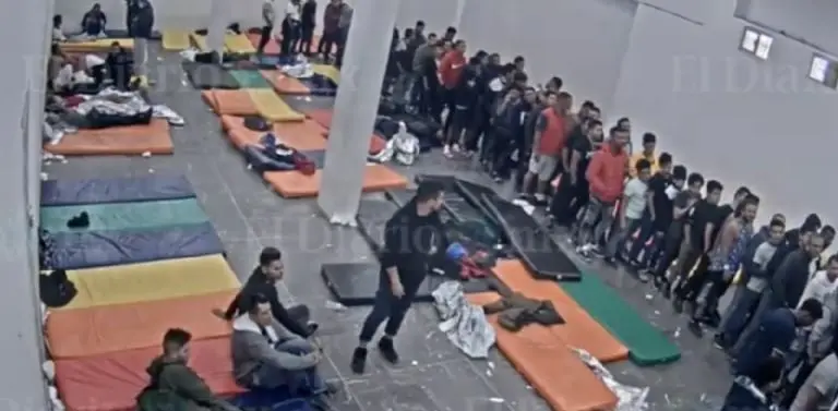Migrantes minutos antes del incendio. Créditos: El Diario de Juárez