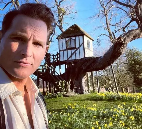 El padre adoptivo de los Cullen tuvo, entre 2001 y 2012, tres hijas con Jennie Garth. 