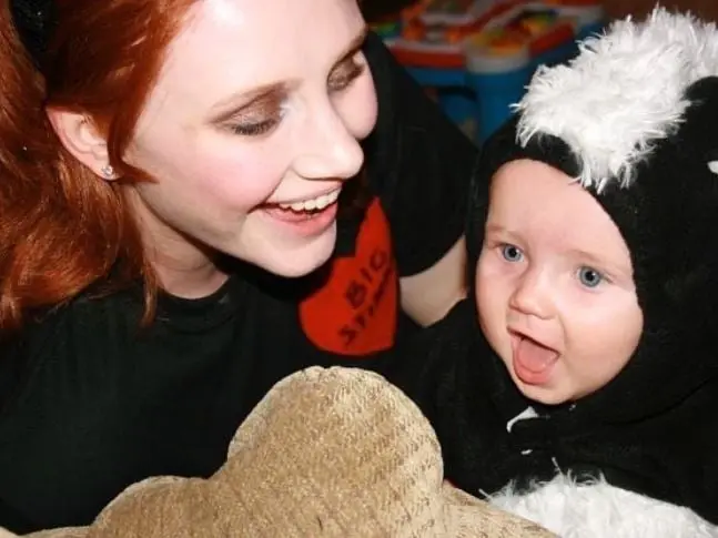 La villana pelirroja tuvo a su primer beb&eacute; con Seth Gabel en 2007.