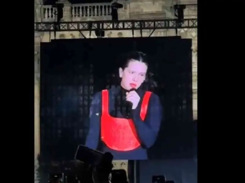 Rosal&iacute;a en el concierto gratuito en el Z&oacute;calo de la Ciudad de M&eacute;xico. 