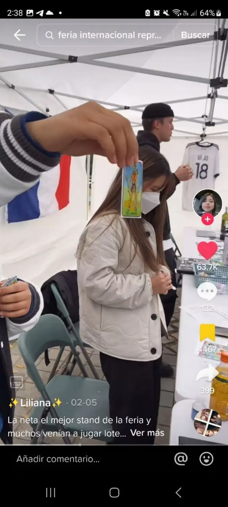 Joven enseña a jugar lotería en Corea del Sur - Tomada de video