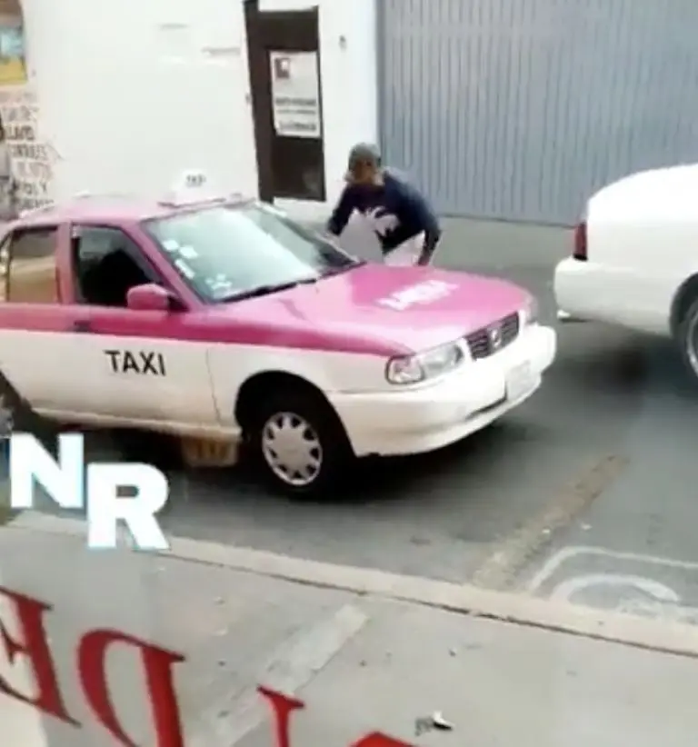 Montachoques abriendo la puerta del taxi. Créditos: @RaulGtzNR