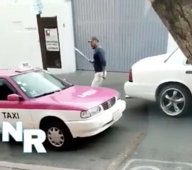 Montachoques golpeando el taxi. Créditos: @RaulGtzNR