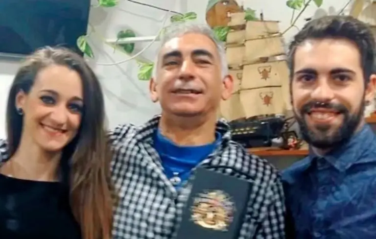 Ana Parra y Daniel Parra con su padre. Twitter @Aniuska_Power