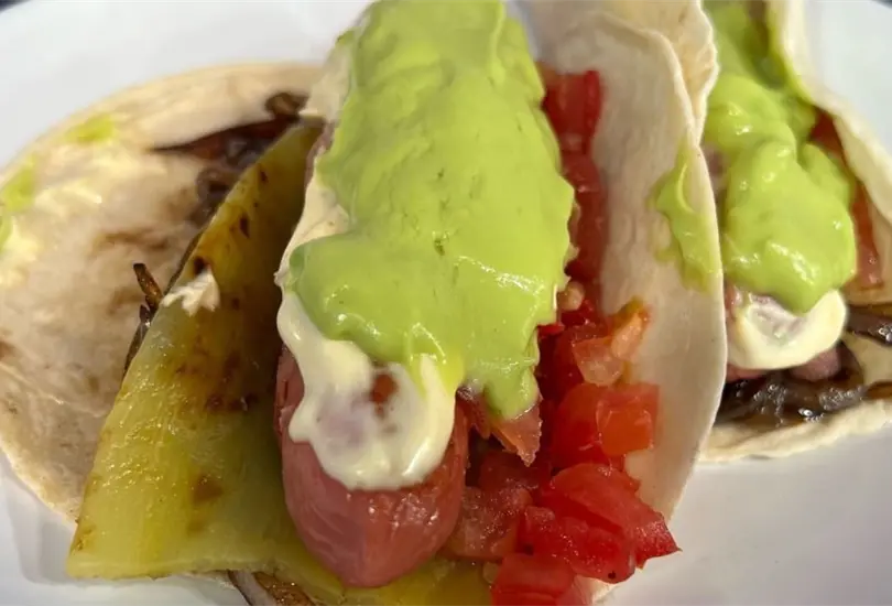 Venga la Alegr&iacute;a present&oacute; el taco-dogo una mezcla de un taco con un hot-dog