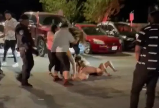 Pelea campal de mujeres afuera de bar Pelea campal de mujeres afuera de bar