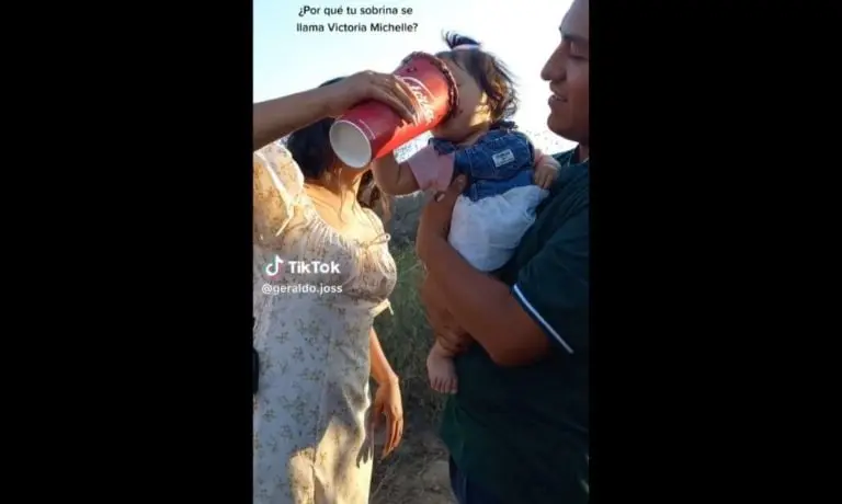 Familia da michelada a bebé - Tomada de video