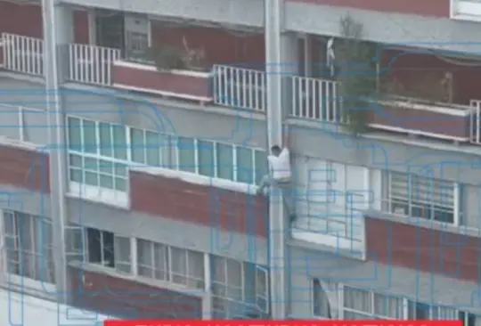 El hombre fue captado escalando el edificio. 