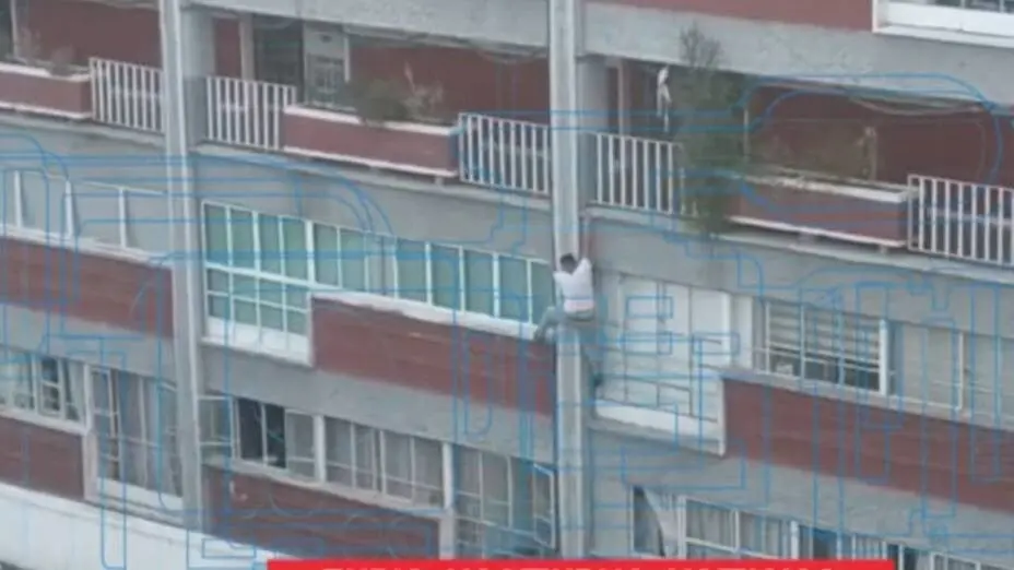 El hombre fue captado escalando el edificio. 